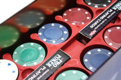 Настольная игра - Набор для гри в Покер Tactic у металевій коробці 200 фішок (Texas Holdem Poker Set)